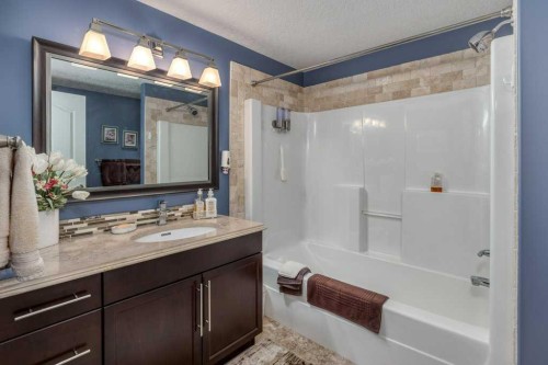 61 River Heights View, Cochrane, AB - Indoor Photo Showing Bathroom