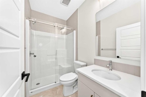 186 Lanark Gate Se, Airdrie, AB - Indoor Photo Showing Bathroom