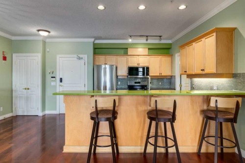 302-59 22 Avenue Sw, Calgary, AB - Indoor Photo Showing Kitchen