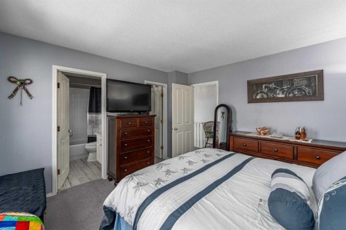 176 Chaparral Ridge Circle Se, Calgary, AB - Indoor Photo Showing Bedroom