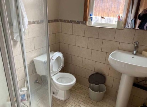 5123 19 Avenue Nw, Calgary, AB - Indoor Photo Showing Bathroom