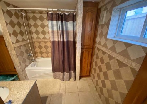 5123 19 Avenue Nw, Calgary, AB - Indoor Photo Showing Bathroom