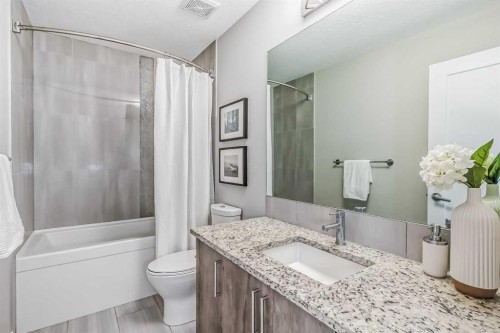 8539 8A Avenue Sw, Calgary, AB - Indoor Photo Showing Bathroom