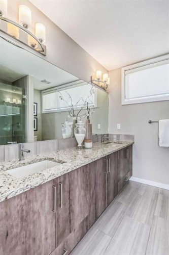 8539 8A Avenue Sw, Calgary, AB - Indoor Photo Showing Bathroom