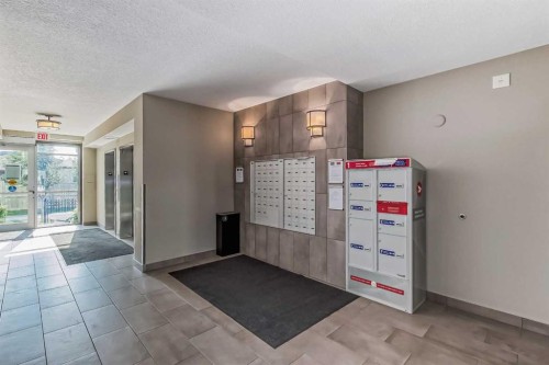 8539 8A Avenue Sw, Calgary, AB - Indoor