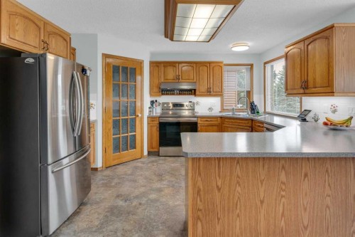 359 Schubert Place Nw, Calgary, AB - Indoor Photo Showing Kitchen