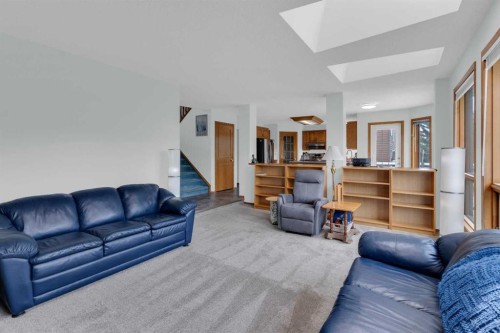 359 Schubert Place Nw, Calgary, AB - Indoor Photo Showing Living Room