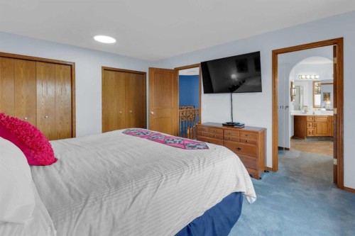 359 Schubert Place Nw, Calgary, AB - Indoor Photo Showing Bedroom