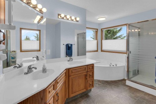 359 Schubert Place Nw, Calgary, AB - Indoor Photo Showing Bathroom