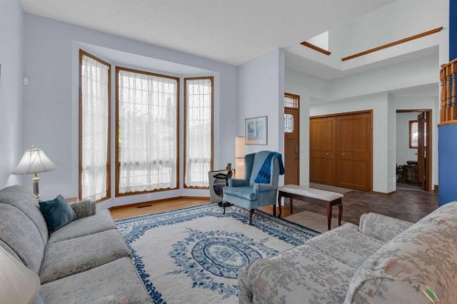 359 Schubert Place Nw, Calgary, AB - Indoor Photo Showing Living Room