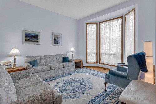 359 Schubert Place Nw, Calgary, AB - Indoor Photo Showing Living Room