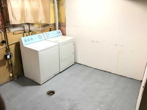 4820 60 Street, Calgary, AB - Indoor Photo Showing Laundry Room