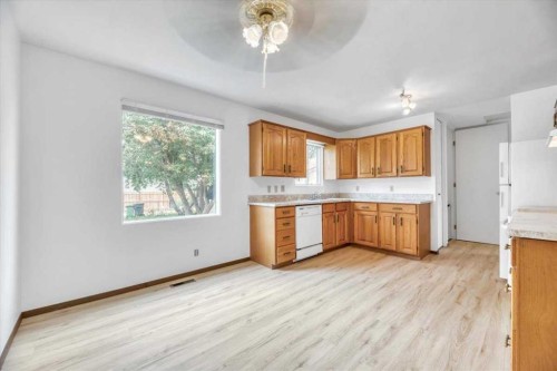 19 Windsor Place, Strathmore, AB - Indoor Photo Showing Kitchen