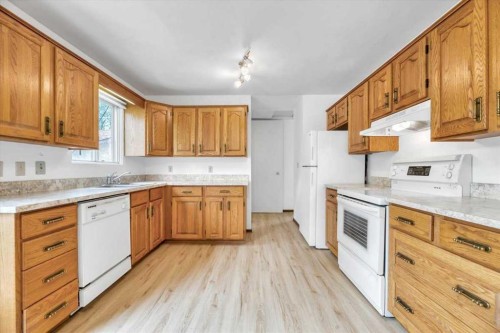 19 Windsor Place, Strathmore, AB - Indoor Photo Showing Kitchen