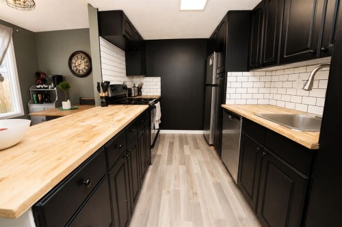6527 Huntsbay Road Nw, Calgary, AB - Indoor Photo Showing Kitchen