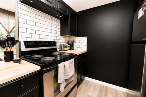 6527 Huntsbay Road Nw, Calgary, AB - Indoor Photo Showing Kitchen