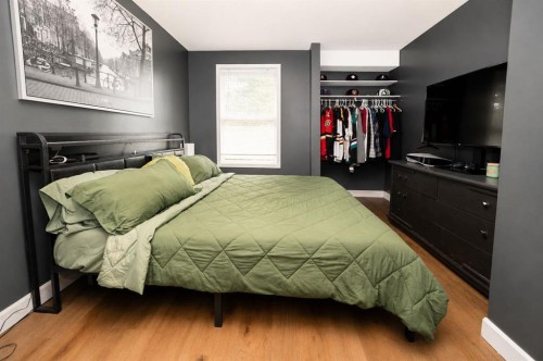 6527 Huntsbay Road Nw, Calgary, AB - Indoor Photo Showing Bedroom