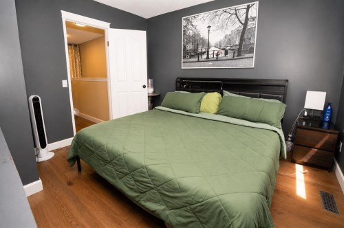 6527 Huntsbay Road Nw, Calgary, AB - Indoor Photo Showing Bedroom