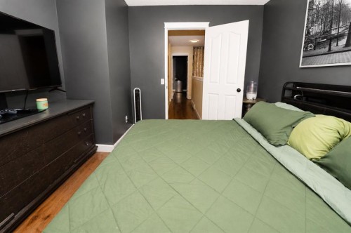 6527 Huntsbay Road Nw, Calgary, AB - Indoor Photo Showing Bedroom