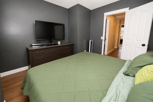 6527 Huntsbay Road Nw, Calgary, AB - Indoor Photo Showing Bedroom