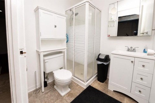 6527 Huntsbay Road Nw, Calgary, AB - Indoor Photo Showing Bathroom
