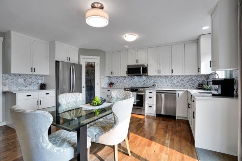 418 Long Beach Landing, Chestermere, AB - Indoor Photo Showing Kitchen With Upgraded Kitchen