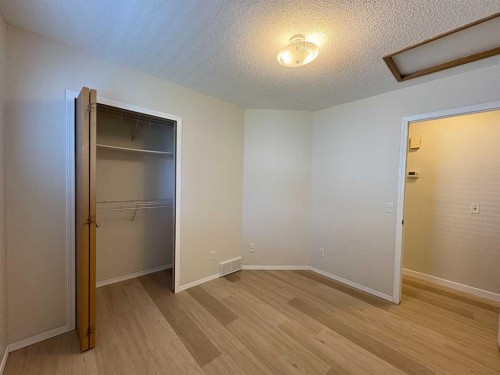 228 Erin Woods Drive Se, Calgary, AB - Indoor Photo Showing Other Room