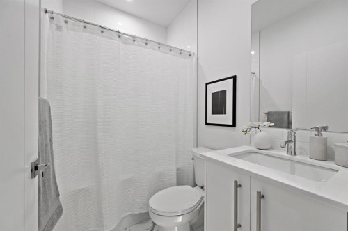 516-310 15 Avenue Sw, Calgary, AB - Indoor Photo Showing Bathroom