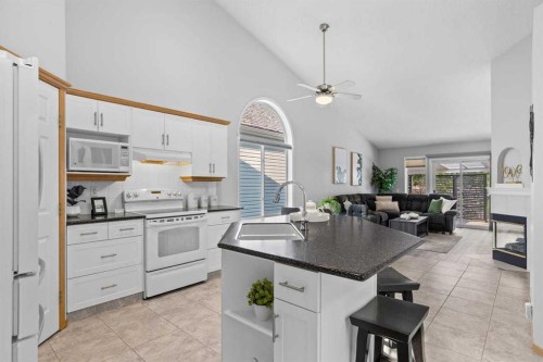 26 Chaparral Close Se, Calgary, AB - Indoor Photo Showing Kitchen