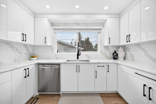615 Marian Crescent Ne, Calgary, AB - Indoor Photo Showing Kitchen