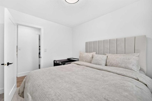 615 Marian Crescent Ne, Calgary, AB - Indoor Photo Showing Bedroom