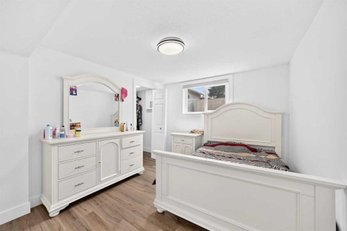 615 Marian Crescent Ne, Calgary, AB - Indoor Photo Showing Bedroom