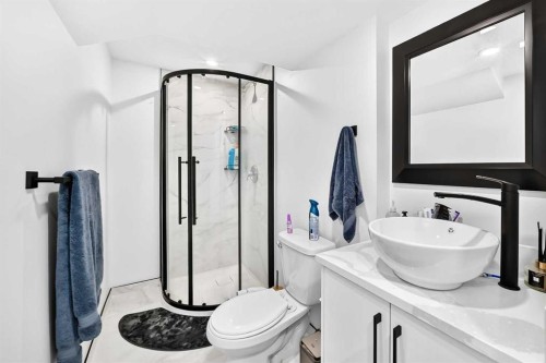 615 Marian Crescent Ne, Calgary, AB - Indoor Photo Showing Bathroom