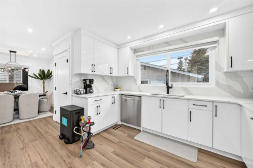 615 Marian Crescent Ne, Calgary, AB - Indoor Photo Showing Kitchen