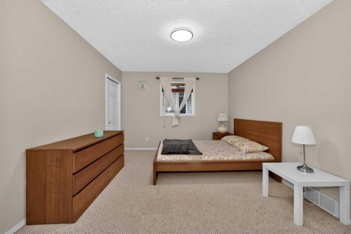 137 Douglas Glen Manor Se, Calgary, AB - Indoor Photo Showing Bedroom