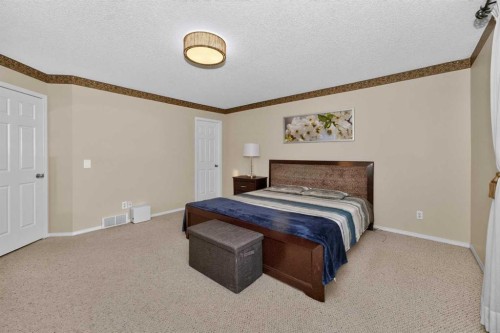137 Douglas Glen Manor Se, Calgary, AB - Indoor Photo Showing Bedroom