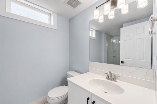 755 Penbrooke Road Se, Calgary, AB - Indoor Photo Showing Bathroom