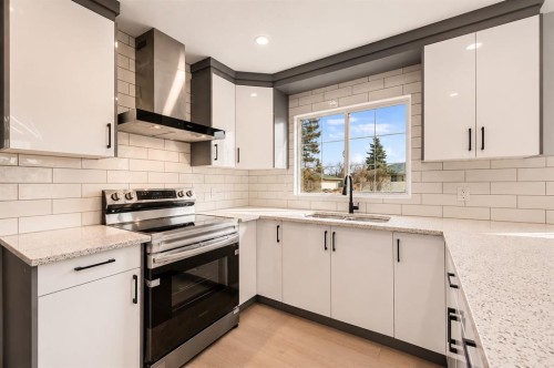 755 Penbrooke Road Se, Calgary, AB - Indoor Photo Showing Kitchen