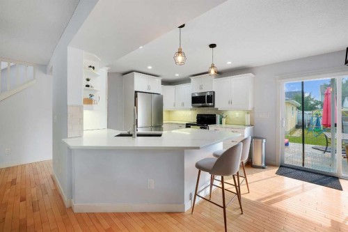 5532 Forand Street Sw, Calgary, AB - Indoor Photo Showing Kitchen