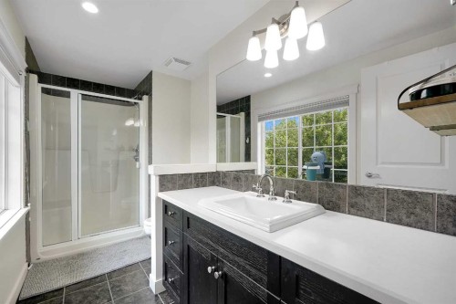 5532 Forand Street Sw, Calgary, AB - Indoor Photo Showing Bathroom