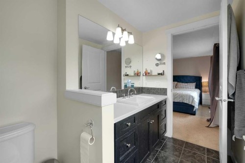 5532 Forand Street Sw, Calgary, AB - Indoor Photo Showing Bathroom