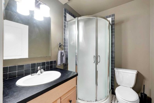 5532 Forand Street Sw, Calgary, AB - Indoor Photo Showing Bathroom