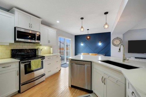 5532 Forand Street Sw, Calgary, AB - Indoor Photo Showing Kitchen