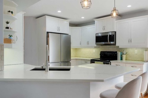5532 Forand Street Sw, Calgary, AB - Indoor Photo Showing Kitchen