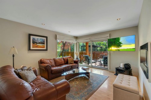 521 30 Avenue Sw, Calgary, AB - Indoor Photo Showing Living Room