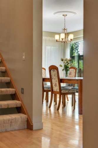 521 30 Avenue Sw, Calgary, AB - Indoor Photo Showing Dining Room