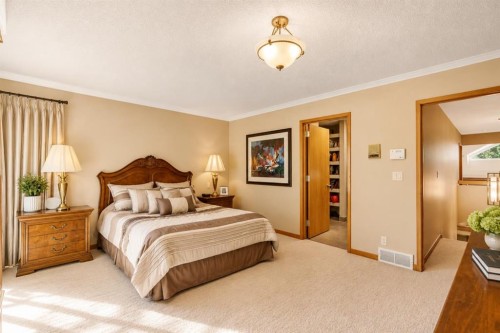 521 30 Avenue Sw, Calgary, AB - Indoor Photo Showing Bedroom
