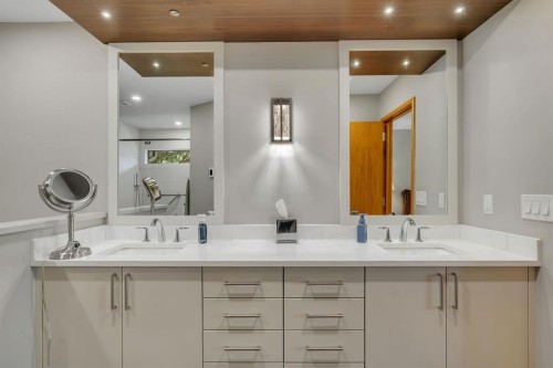 521 30 Avenue Sw, Calgary, AB - Indoor Photo Showing Bathroom