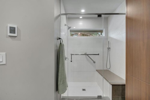 521 30 Avenue Sw, Calgary, AB - Indoor Photo Showing Bathroom
