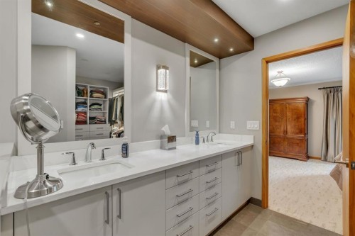 521 30 Avenue Sw, Calgary, AB - Indoor Photo Showing Bathroom